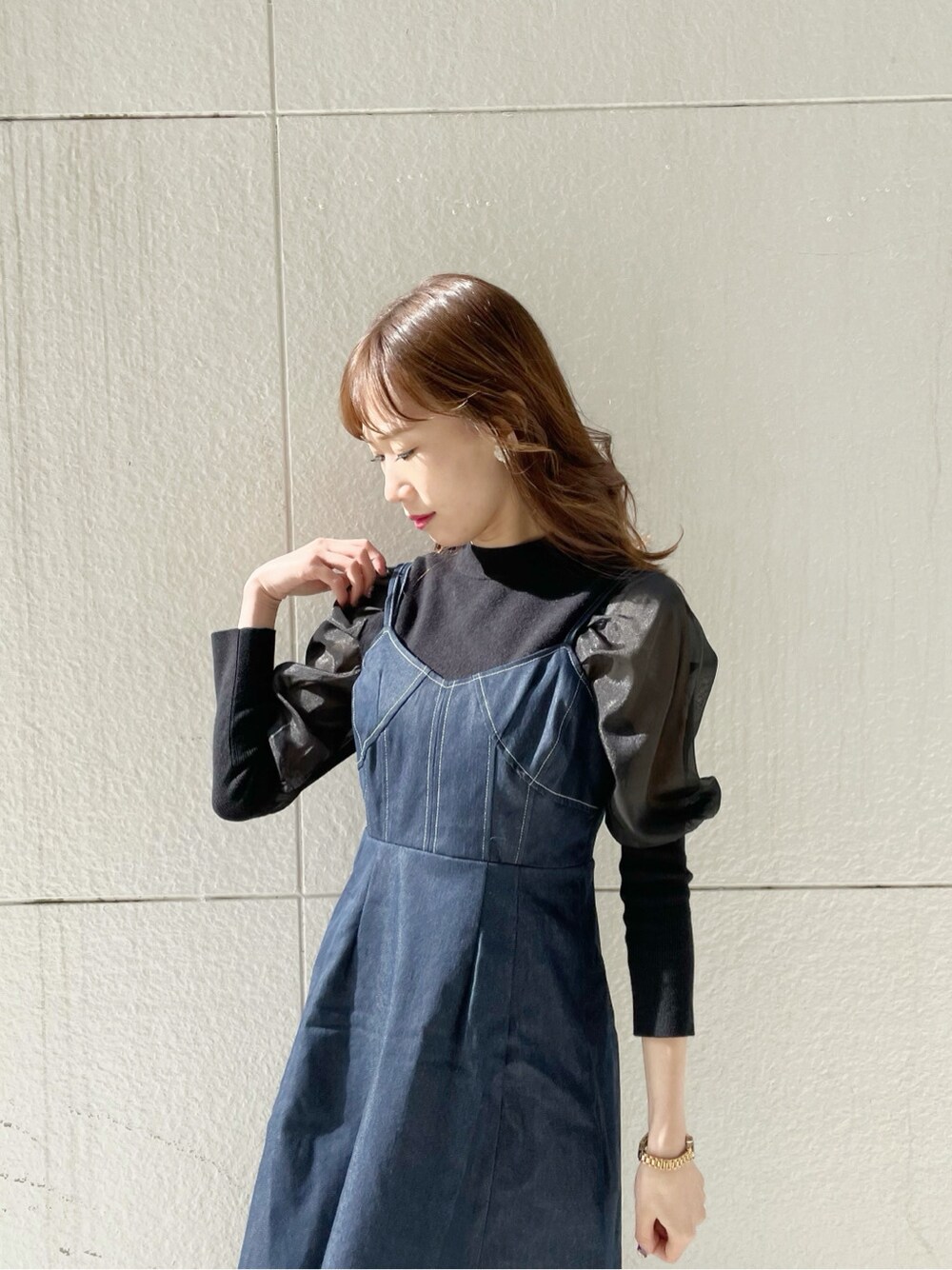 ホワイト系のブーツ、ブラック系のニット/セーター、ブルー系のワンピースを着用したレディースの冬コーディネートの4枚目の写真