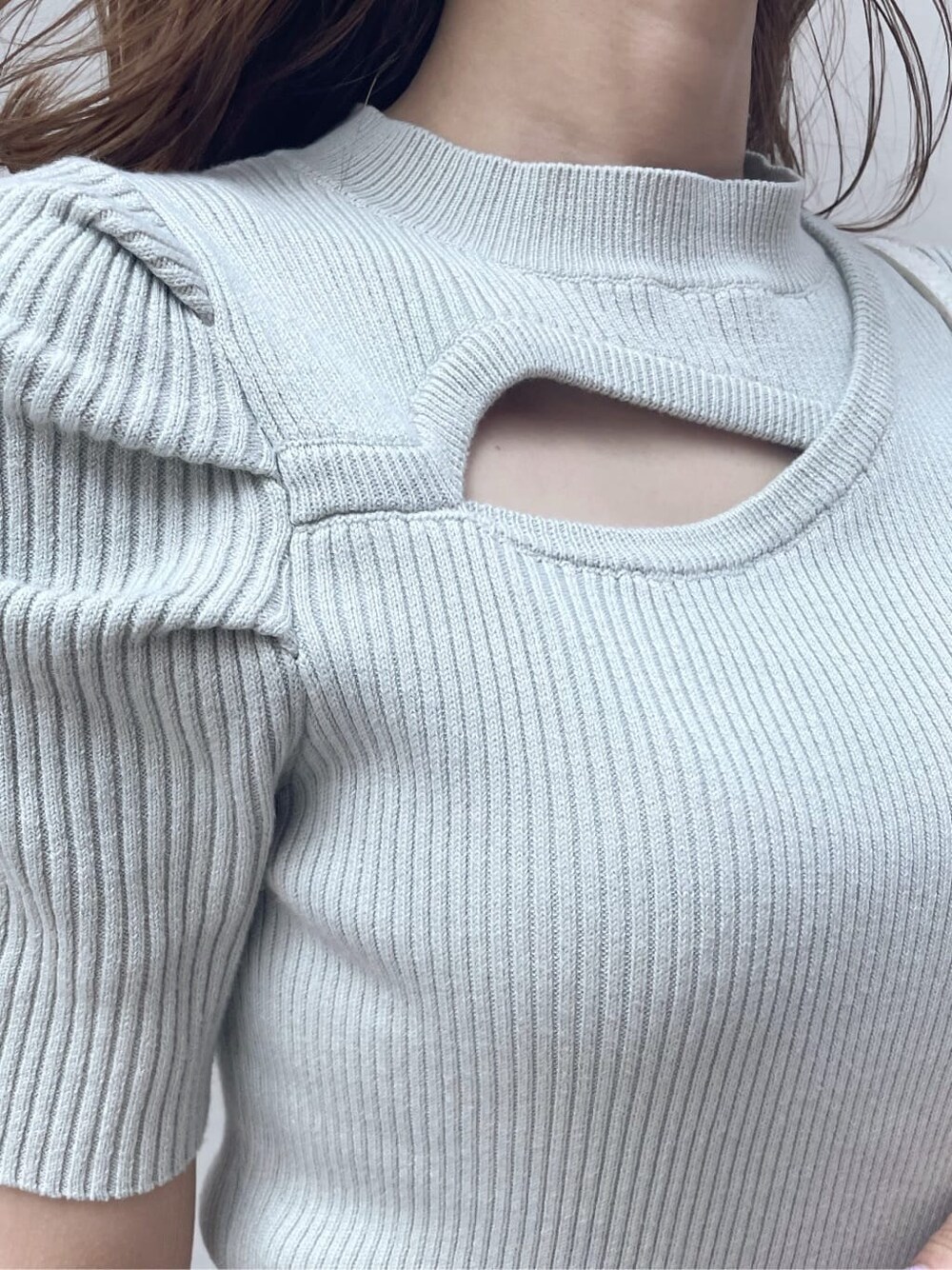 その他のサンダル、ホワイト系のショルダーバッグ、グレー系のTシャツ/カットソーを着用したレディースの春コーディネートの8枚目の写真
