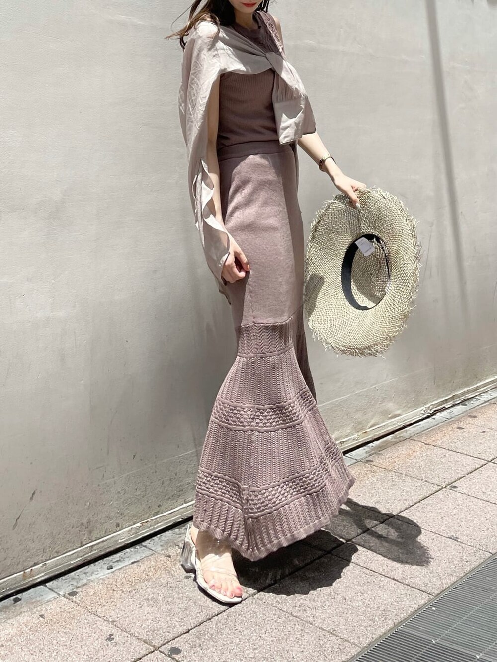 ベージュ系のシャツ/ブラウス、ベージュ系のスカート、その他のサンダルを着用したレディースの夏コーディネートの3枚目の写真