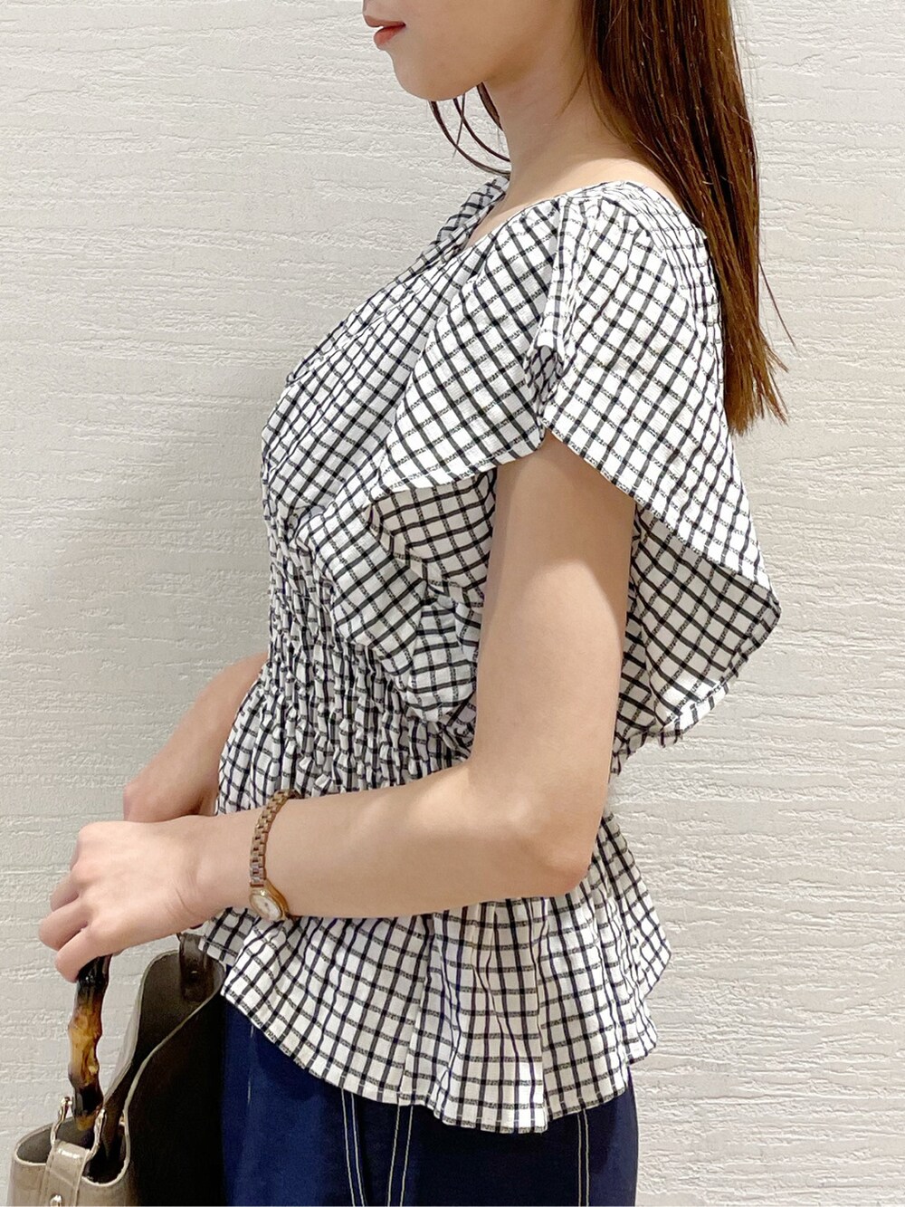 その他のシャツ/ブラウス、ブルー系のスカート、ブラウン系のサンダルを着用したレディースの春コーディネートの7枚目の写真