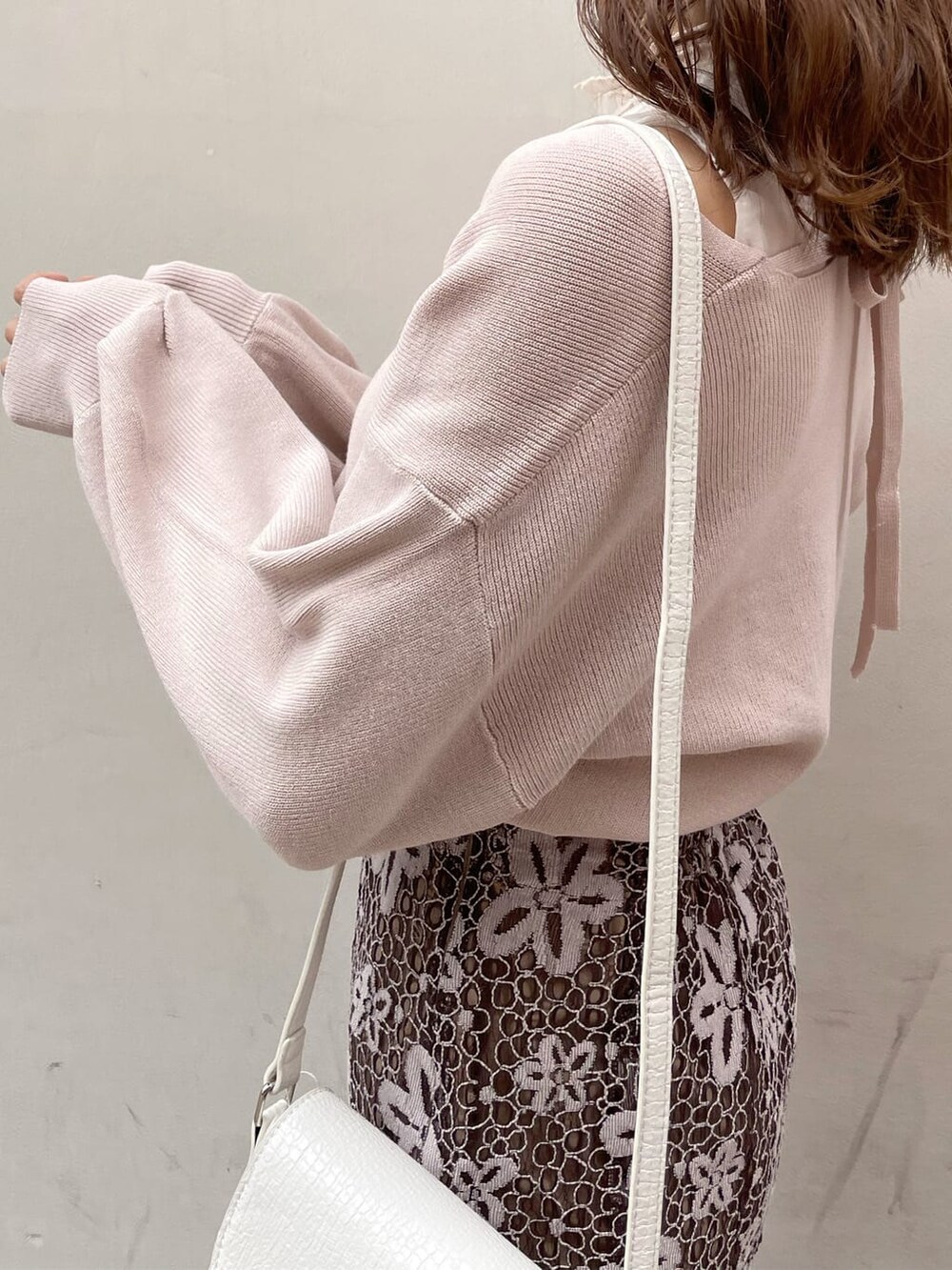 ブラウン系のスカート、ホワイト系のパンプス、ホワイト系のショルダーバッグを着用したレディースの春コーディネートの5枚目の写真