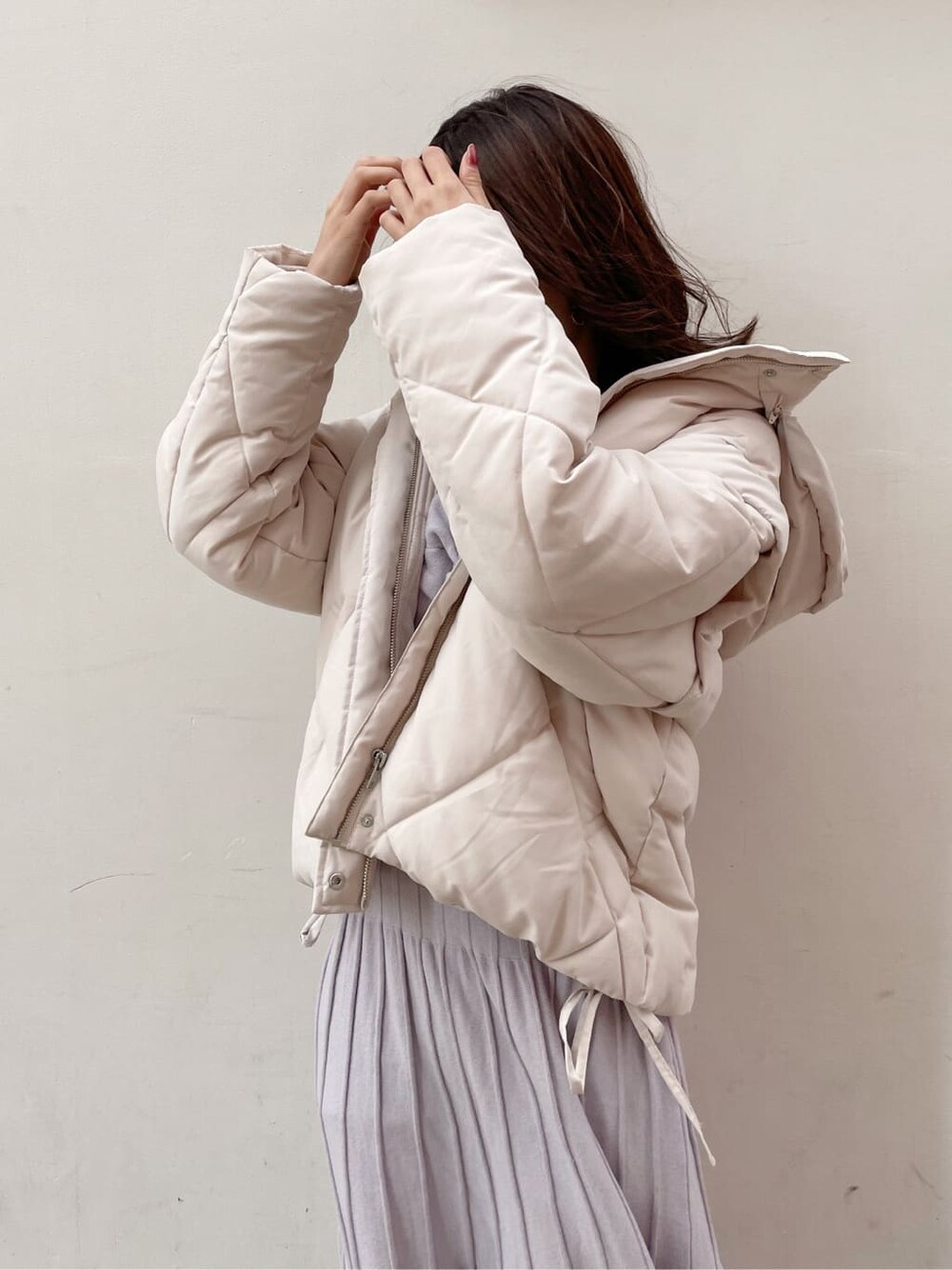 ホワイト系のダウンジャケット/コート、グレー系のブーツ、ブルー系のワンピースを着用したレディースの冬コーディネートの6枚目の写真