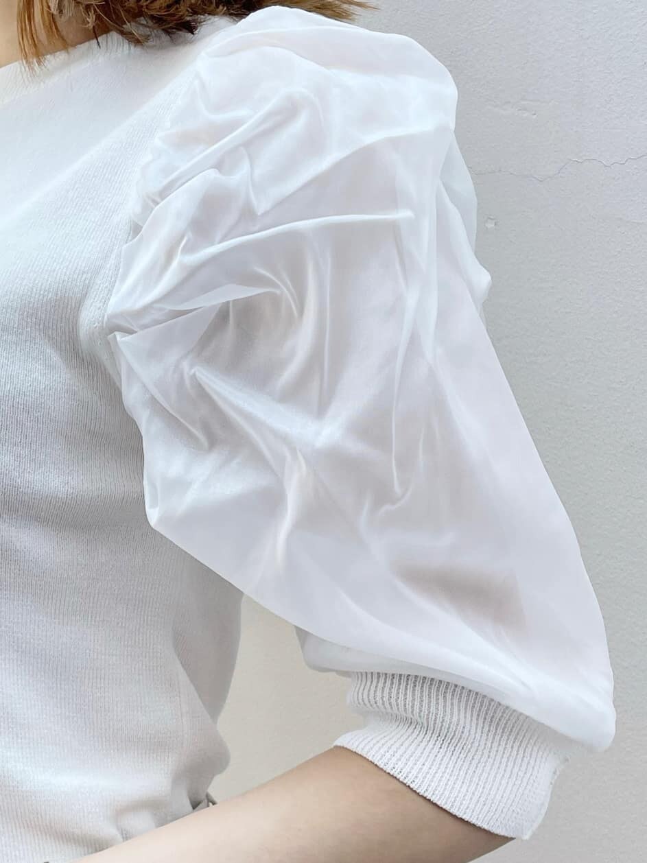 ブラウン系のハンドバッグ、ブラウン系のサンダル、ブラウン系のサンダルを着用したレディースの夏コーディネートの8枚目の写真