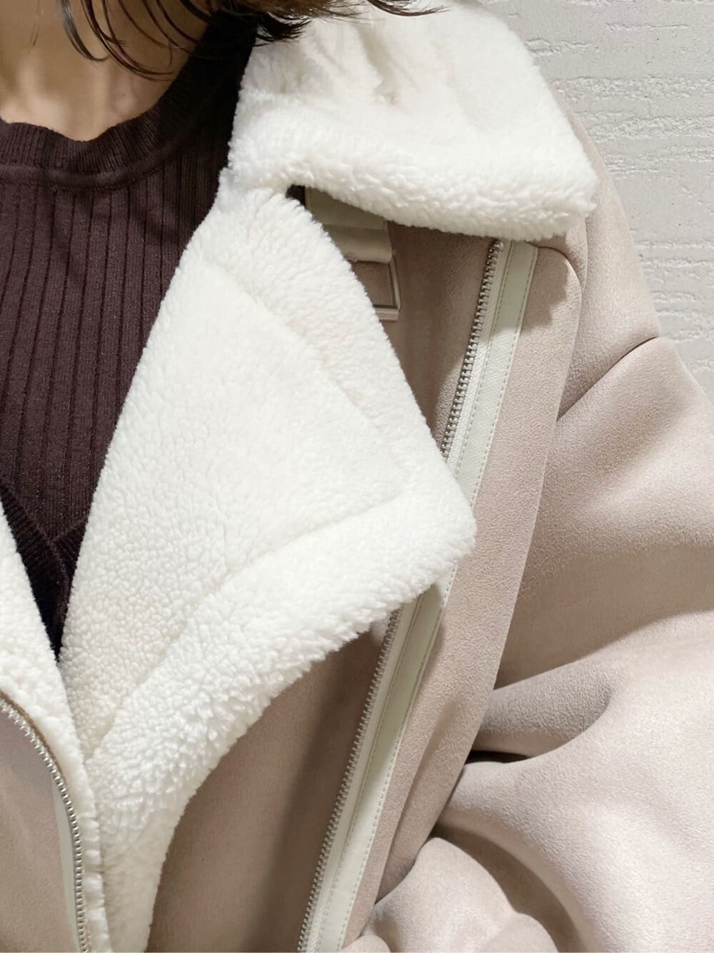 ベージュ系のスカート、ホワイト系のブルゾン、ブラウン系のニット/セーターを着用したレディースの夏コーディネートの6枚目の写真