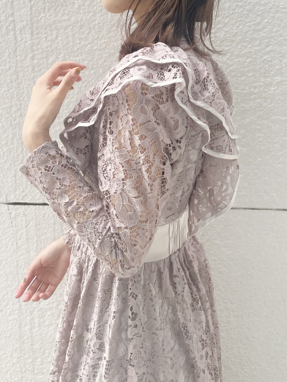 ピンク系のワンピース、グレー系のパンプスを着用したレディースの冬コーディネートの6枚目の写真