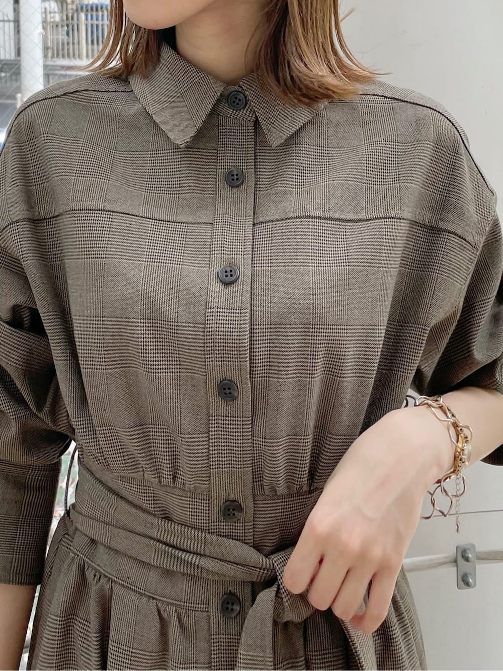 ホワイト系のパンプス、その他のワンピースを着用したレディースの秋コーディネートの5枚目の写真