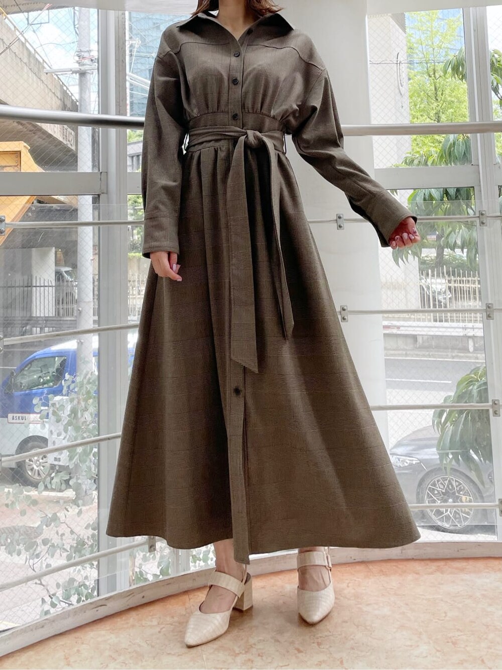 ホワイト系のパンプス、その他のワンピースを着用したレディースの秋コーディネートの4枚目の写真