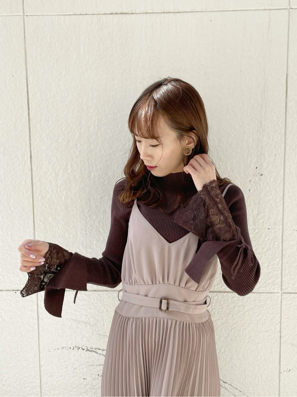 ホワイト系のブーツ、ブラウン系のニット/セーター、ブラウン系のニット/セーターを着用したレディースの冬コーディネートの4枚目の写真