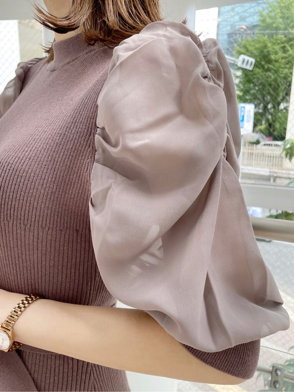 ブラウン系のワンピース、ブラック系のブーツを着用したレディースの秋コーディネートの9枚目の写真