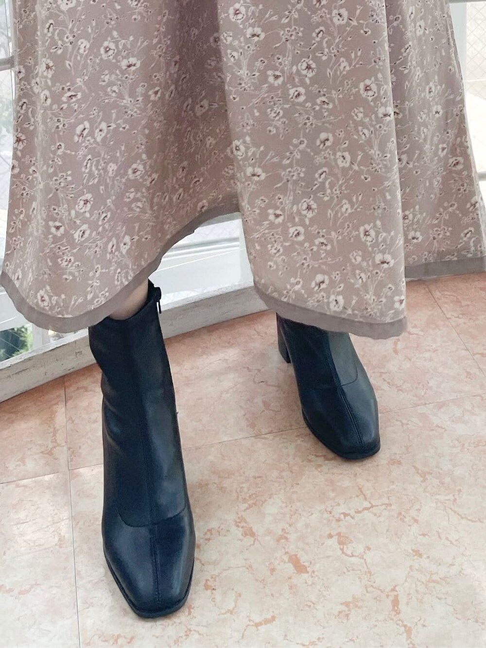 ピンク系のワンピース、ベージュ系のニット/セーター、ベージュ系のハンドバッグを着用したレディースの秋コーディネートの10枚目の写真