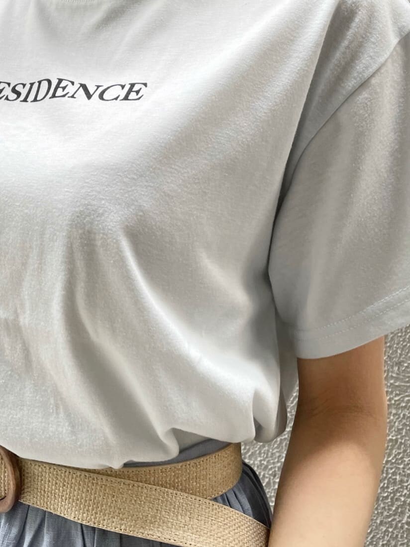 ブルー系のスカート、その他のサンダル、ブルー系のTシャツ/カットソーを着用したレディースの夏コーディネートの7枚目の写真