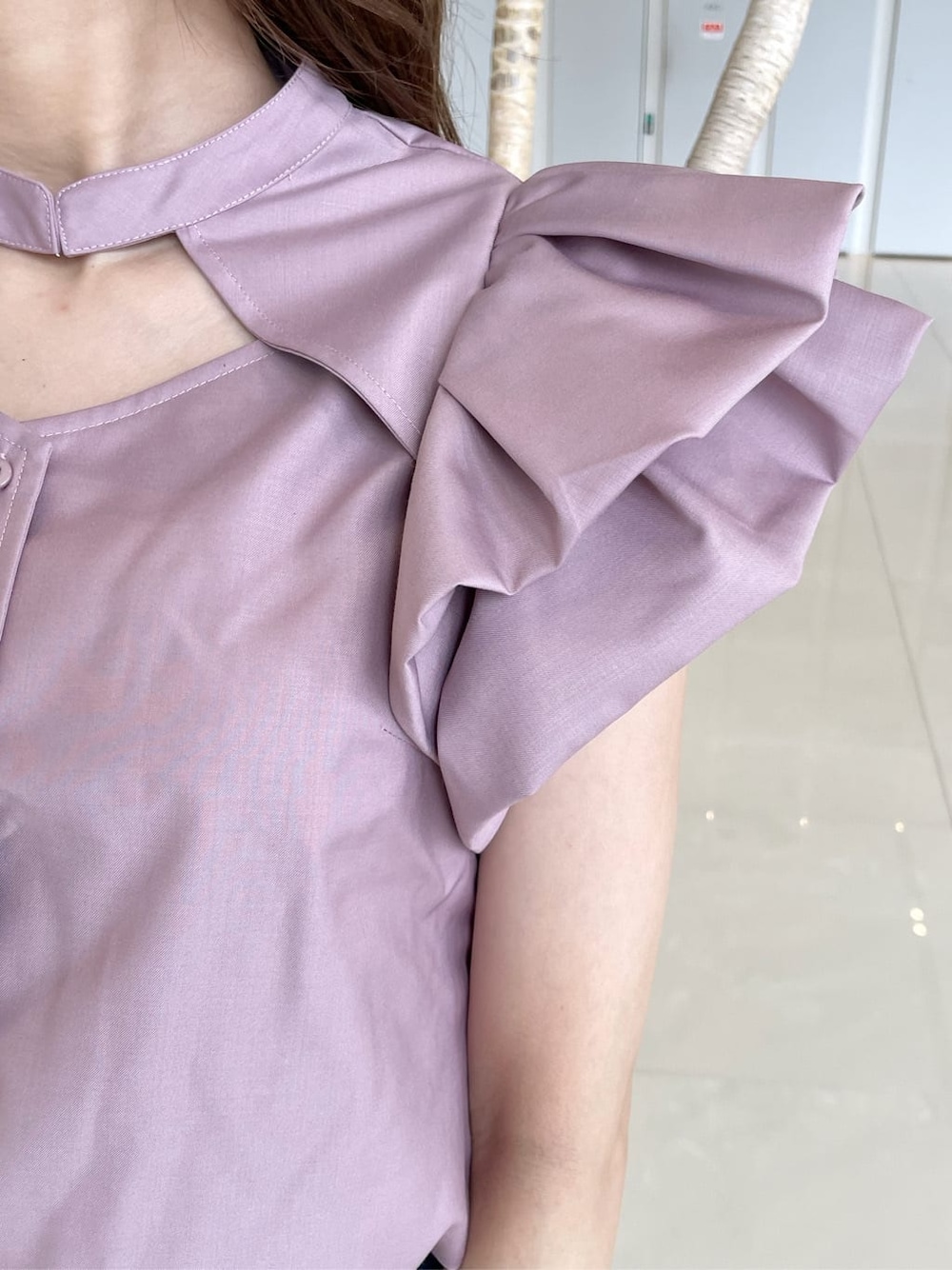 ピンク系のシャツ/ブラウス、ブラウン系のテーラードジャケット、ブラック系のパンプスを着用したレディースの秋コーディネートの9枚目の写真