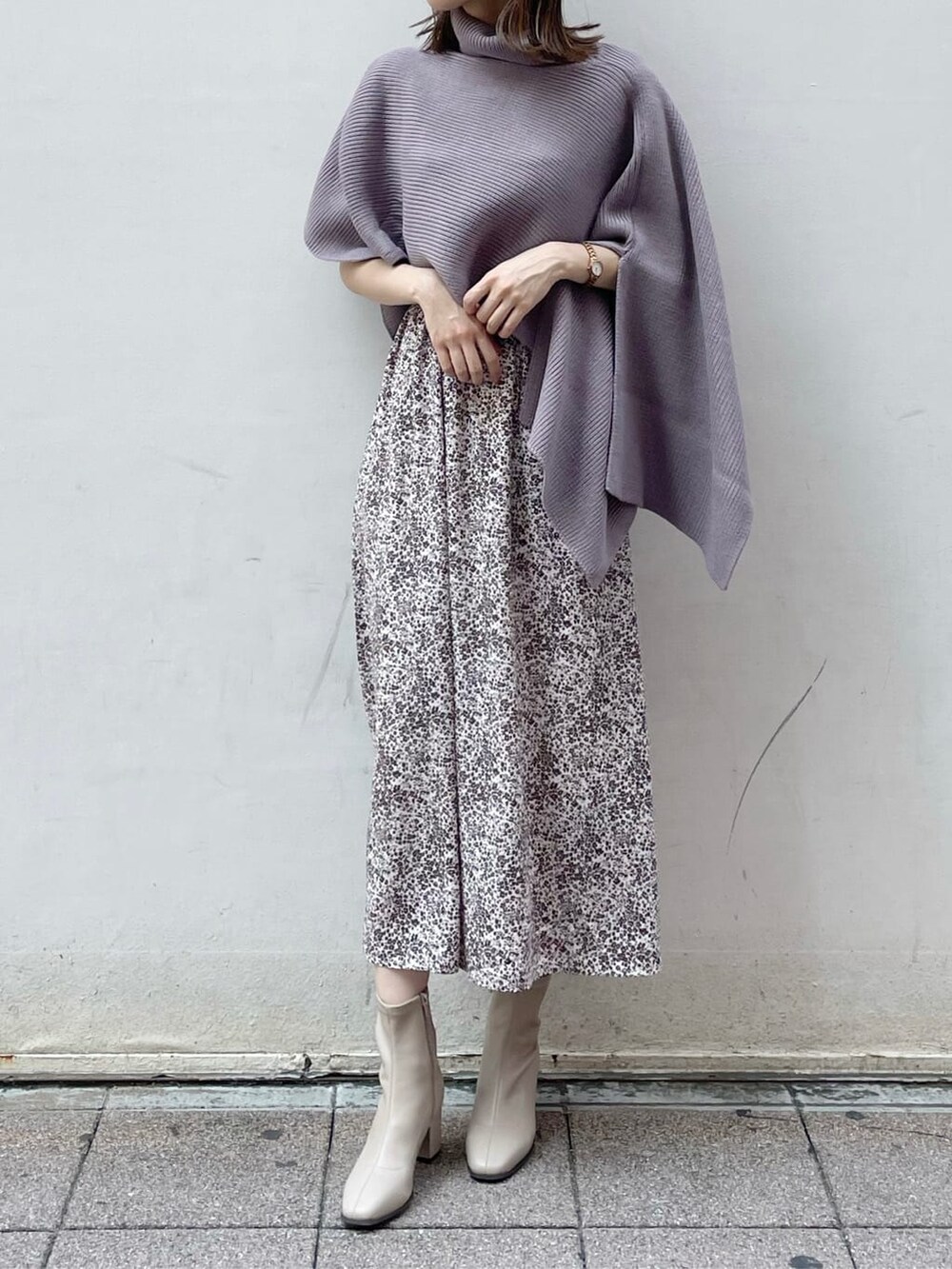 ブラウン系のワンピース、ベージュ系のブーツ、パープル系のニット/セーターを着用したレディースの秋コーディネートの4枚目の写真