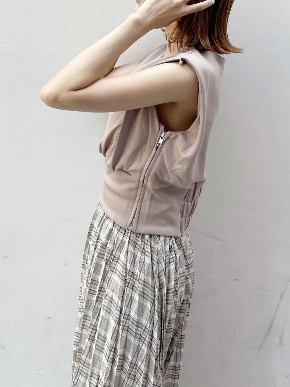 ベージュ系のスカート、ブラウン系のTシャツ/カットソーを着用したレディースの夏コーディネートの5枚目の写真