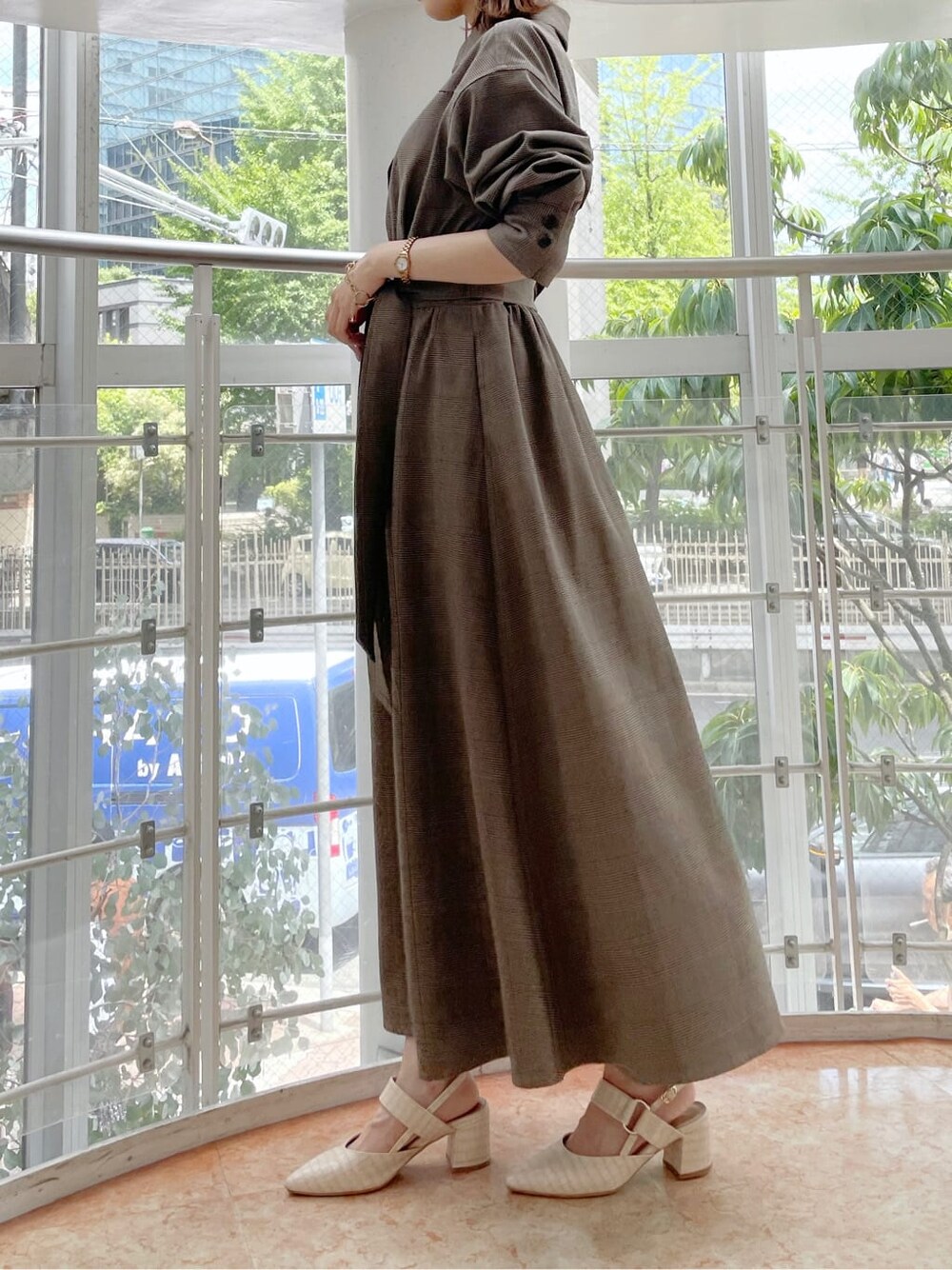 ホワイト系のパンプス、その他のワンピースを着用したレディースの秋コーディネートの2枚目の写真