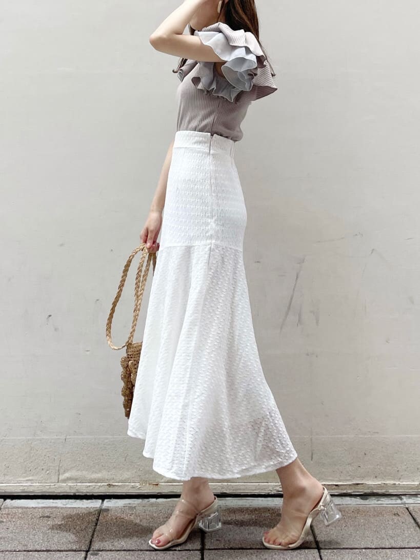 ホワイト系のスカート、その他のサンダル、グレー系のTシャツ/カットソーを着用したレディースの夏コーディネートの3枚目の写真