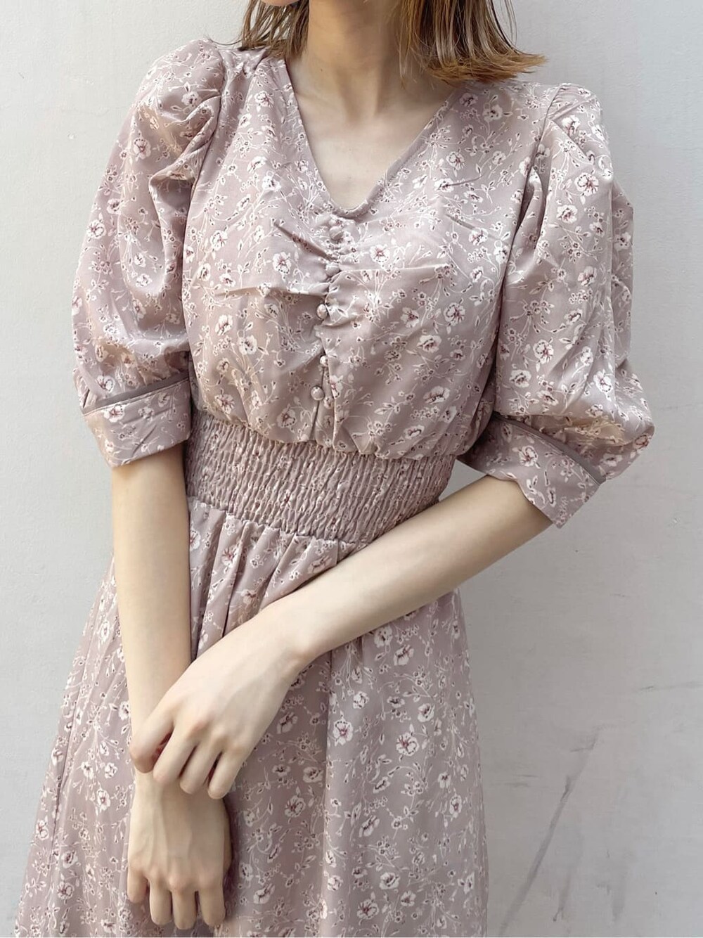 ピンク系のワンピース、ベージュ系のブーツを着用したレディースの夏コーディネートの5枚目の写真