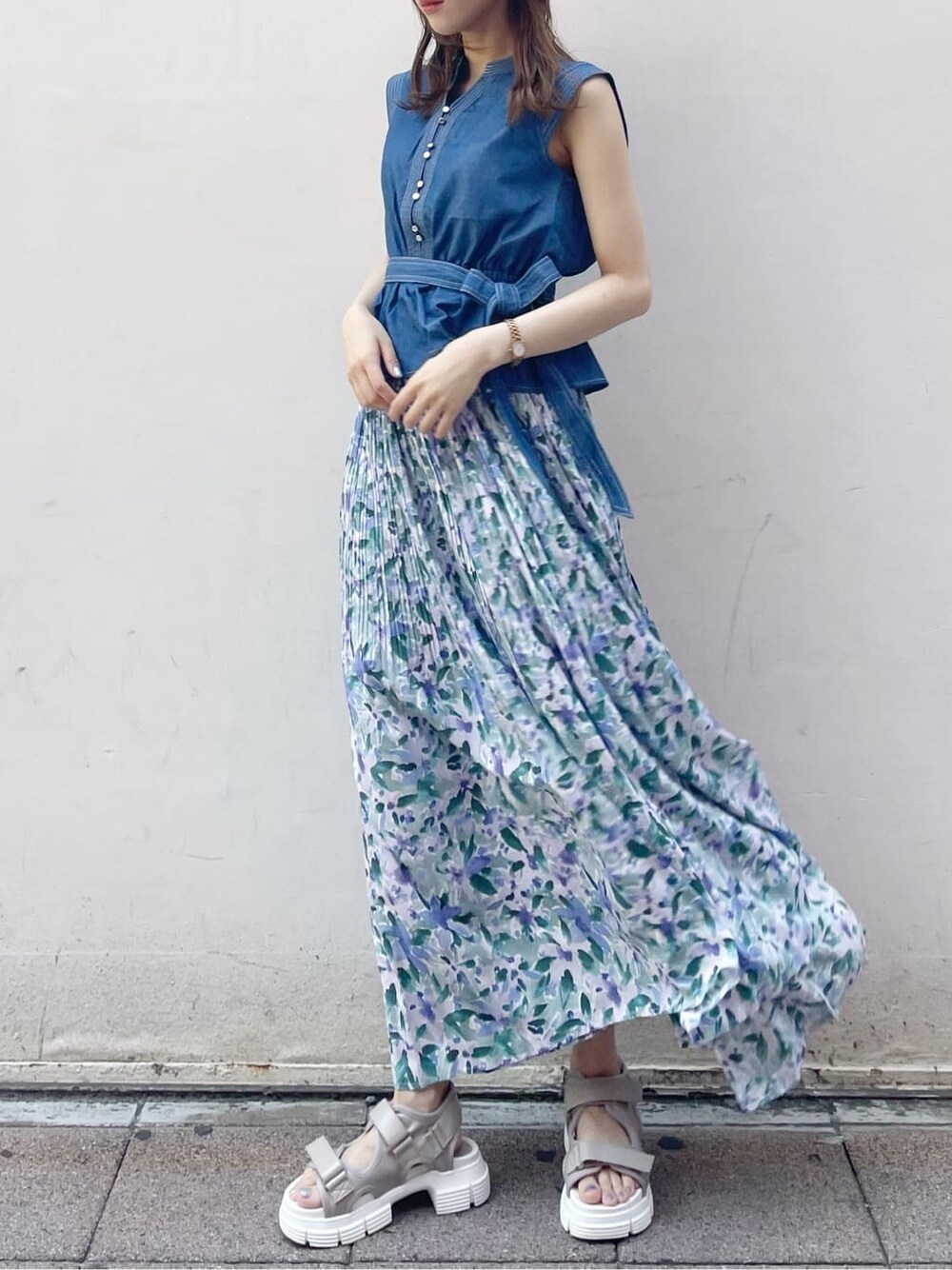 ブルー系のスカート、ベージュ系のサンダル、ブルー系のシャツ/ブラウスを着用したレディースの夏コーディネートの3枚目の写真