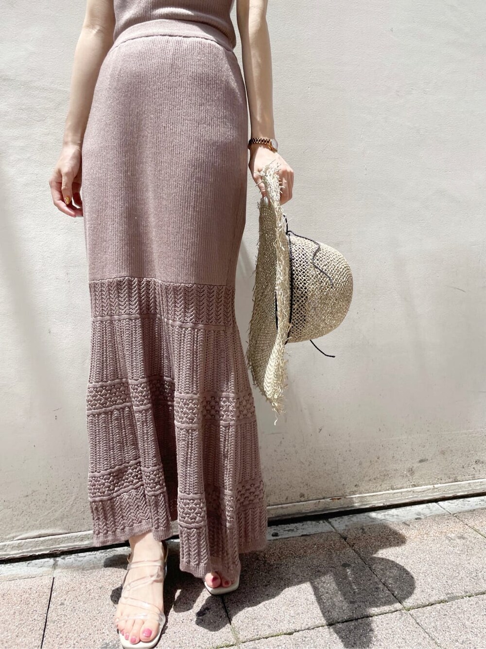 ベージュ系のシャツ/ブラウス、ベージュ系のスカート、その他のサンダルを着用したレディースの夏コーディネートの9枚目の写真