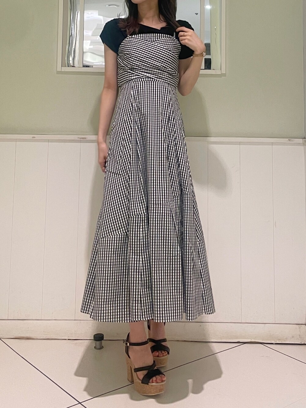 ブラック系のTシャツ/カットソー、その他のワンピース、ブラック系のサンダルを着用したレディースの夏コーディネートの3枚目の写真