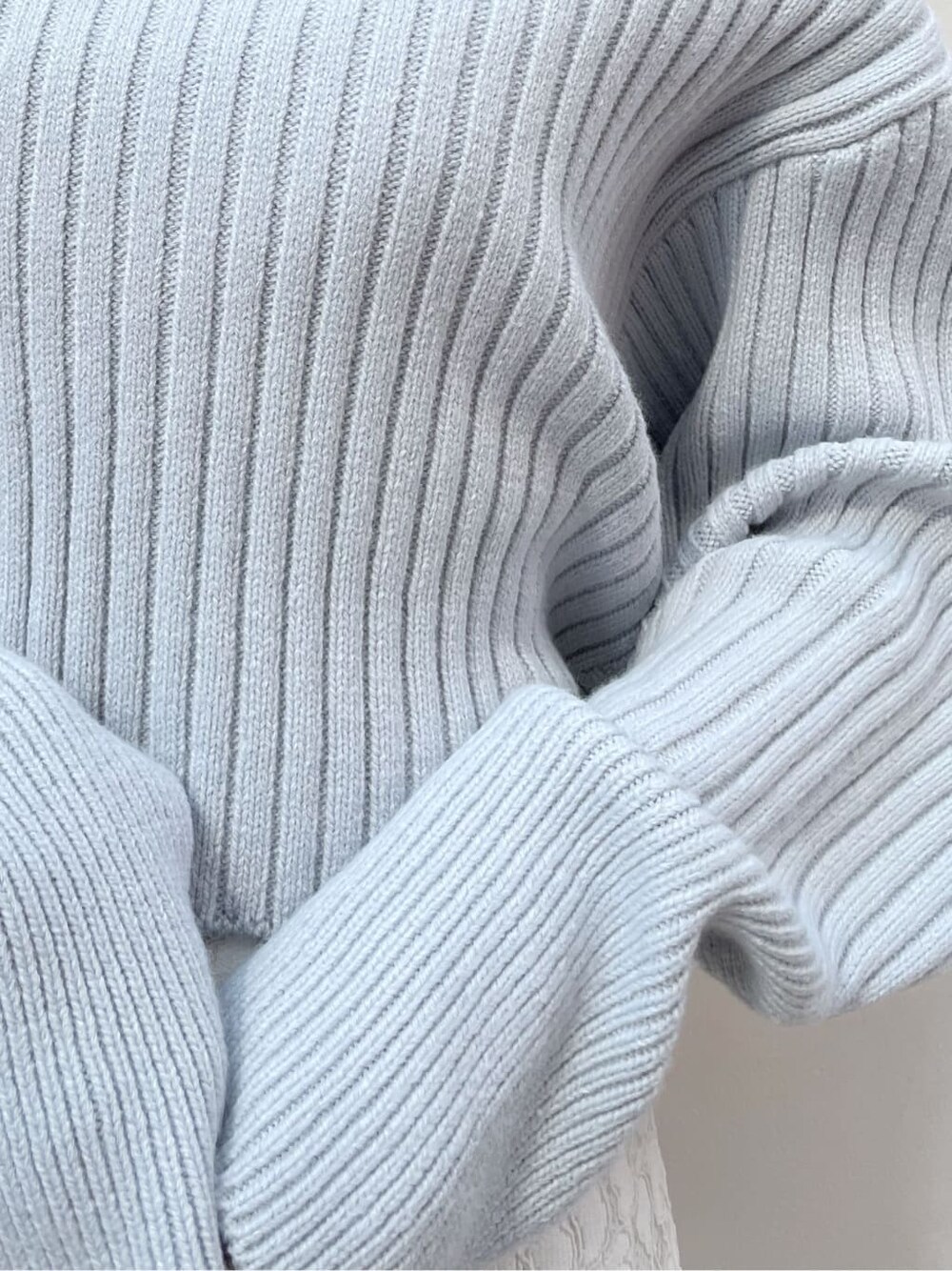 ホワイト系のスカート、ベージュ系のブーツ、ブルー系のニット/セーターを着用したレディースの秋コーディネートの8枚目の写真