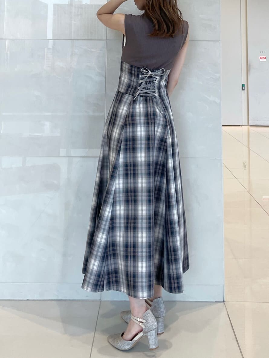 ベージュ系のワンピース、パープル系のライダースジャケット、グレー系のパンプスを着用したレディースの秋コーディネートの7枚目の写真