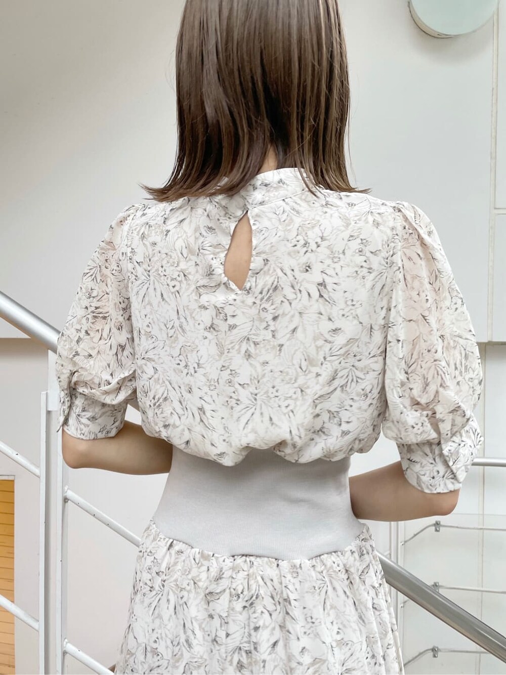 ホワイト系のワンピース、ベージュ系のワンピース、ベージュ系のブーツを着用したレディースの秋コーディネートの8枚目の写真