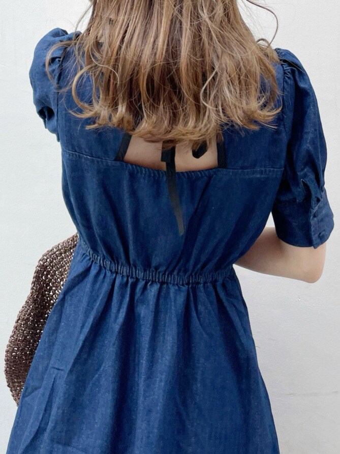 ブルー系のワンピース、ブラウン系のサンダル、ブラウン系のハットを着用したレディースの春コーディネートの6枚目の写真