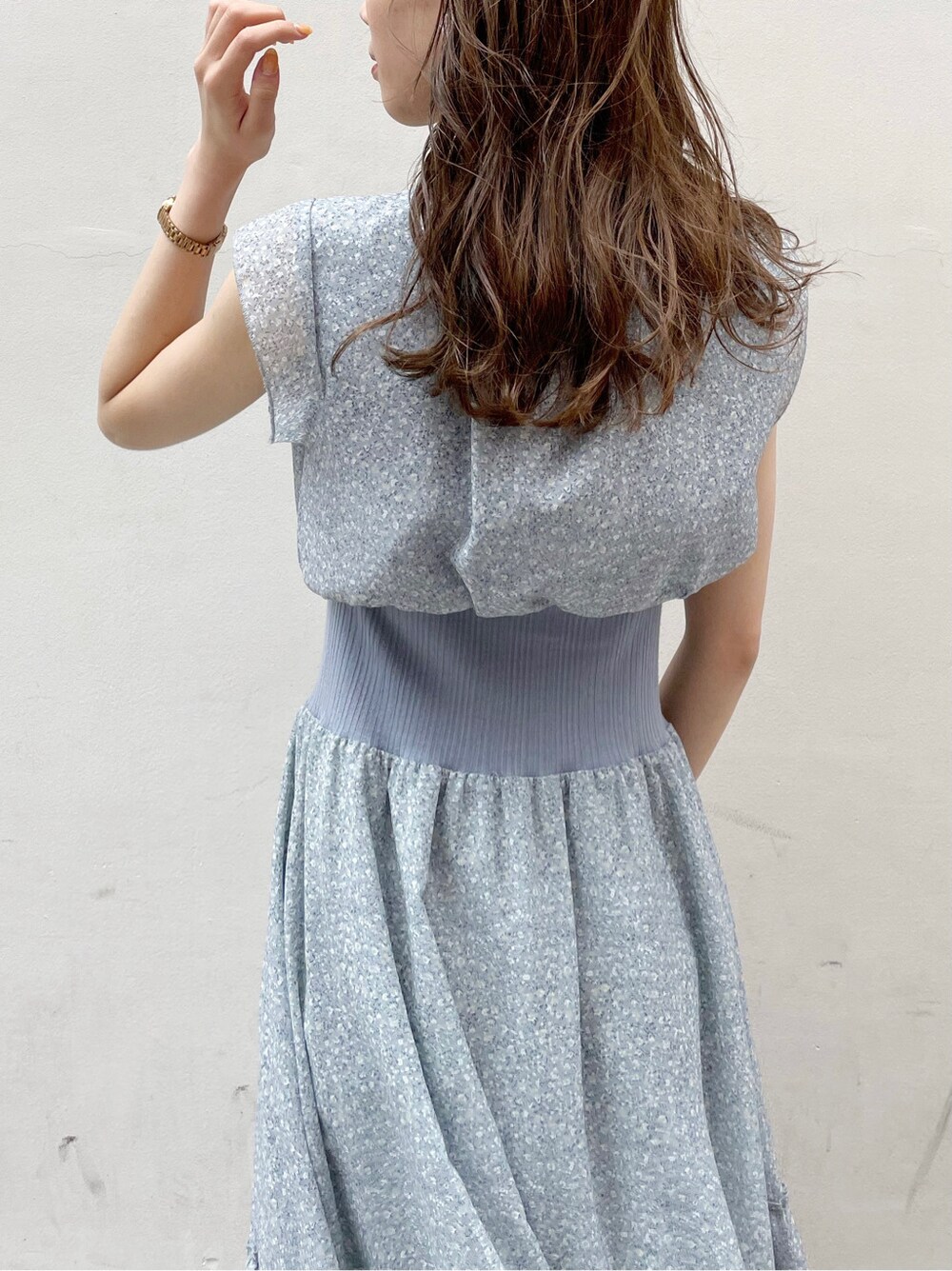 ホワイト系のワンピース、ブルー系のワンピース、その他のサンダルを着用したレディースの春コーディネートの6枚目の写真