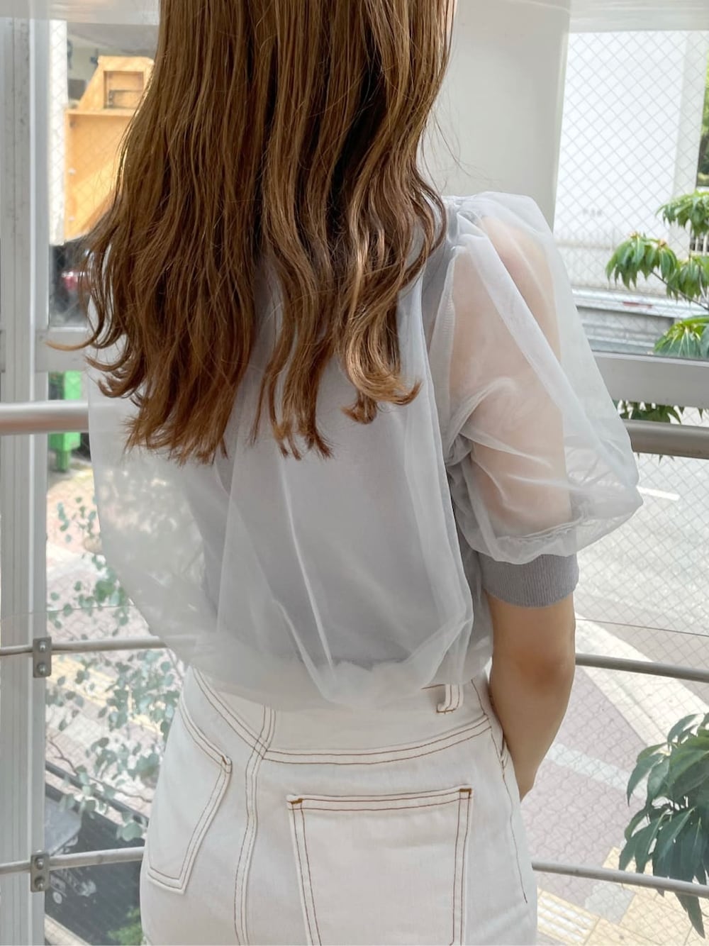 ホワイト系のデニムパンツ、その他のサンダル、ブルー系のニット/セーターを着用したレディースの夏コーディネートの7枚目の写真