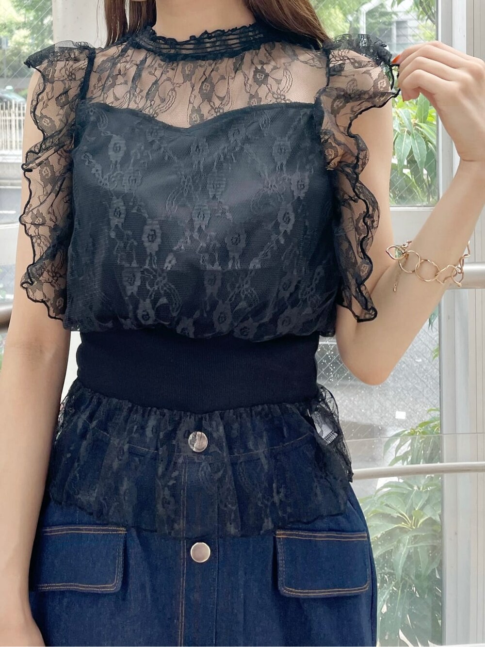 ブラック系のハンドバッグ、ブラック系のシャツ/ブラウス、ブルー系のスカートを着用したレディースの夏コーディネートの3枚目の写真