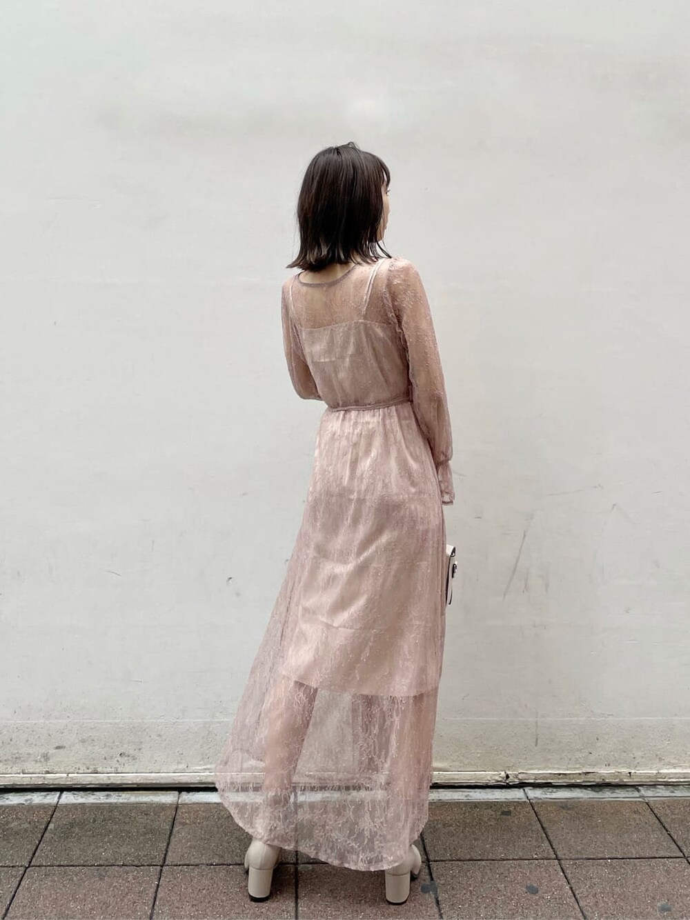 ブラウン系のワンピース、ベージュ系のその他アウター、ベージュ系のブーツを着用したレディースの夏コーディネートの8枚目の写真