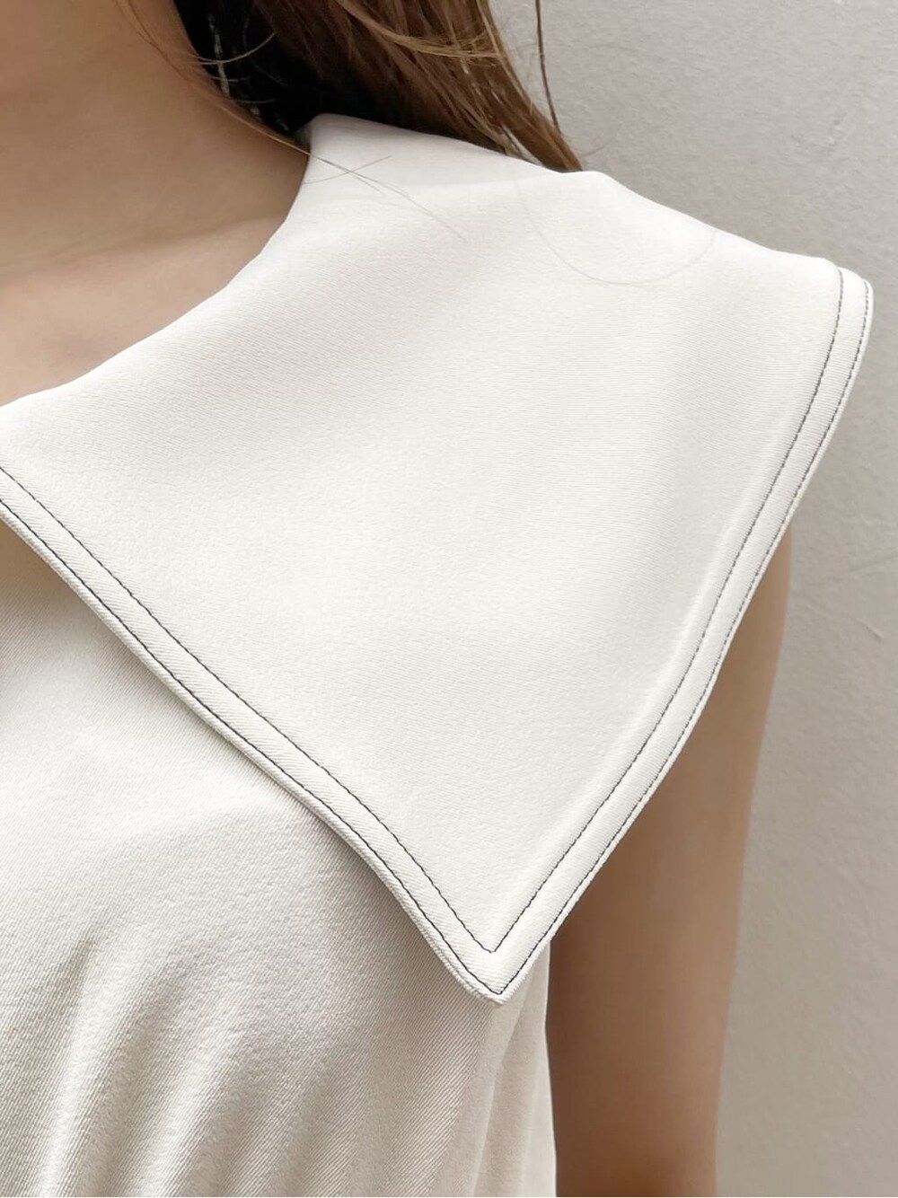 ブラック系のサンダル、ブラック系のハンドバッグ、ホワイト系のワンピースを着用したレディースの春コーディネートの9枚目の写真