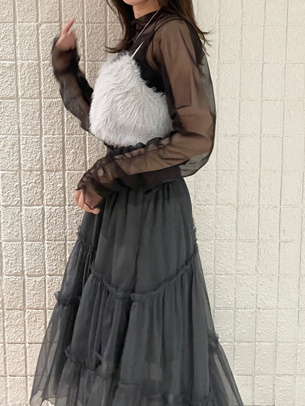 グレー系のスカート、ブラック系のブーツ、グレー系のTシャツ/カットソーを着用したレディースの夏コーディネートの7枚目の写真