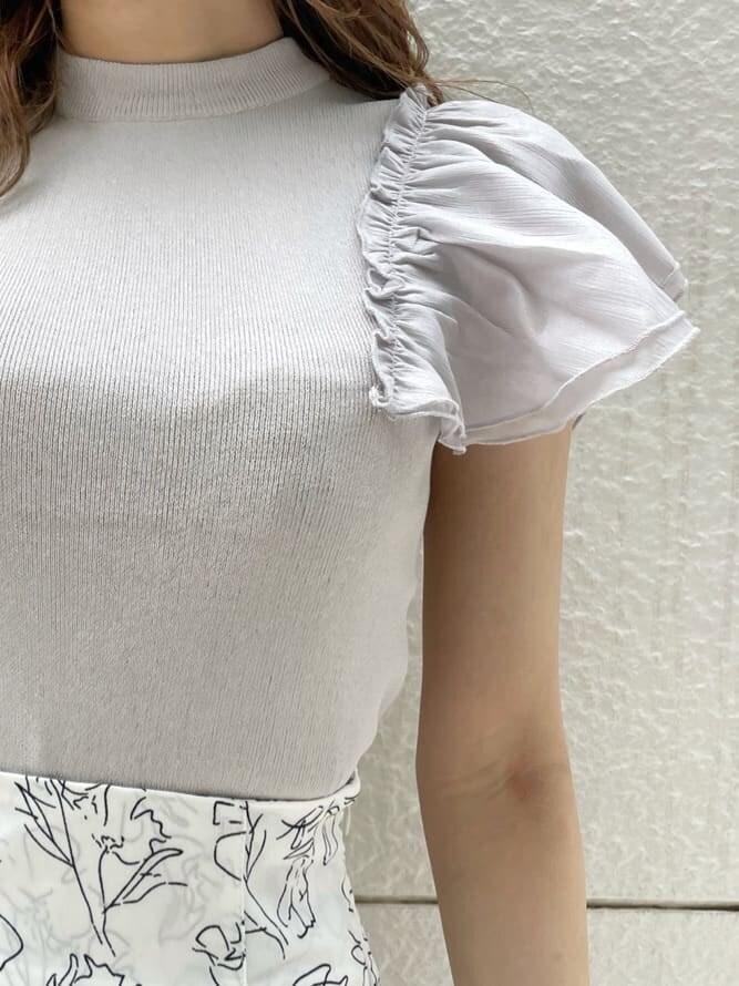 その他のサンダル、ホワイト系のスカート、ブラック系のハンドバッグを着用したレディースの夏コーディネートの7枚目の写真