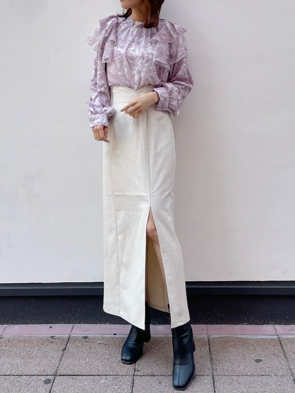 ブラック系のブーツ、ホワイト系のスカート、パープル系のシャツ/ブラウスを着用したレディースの秋コーディネートの4枚目の写真