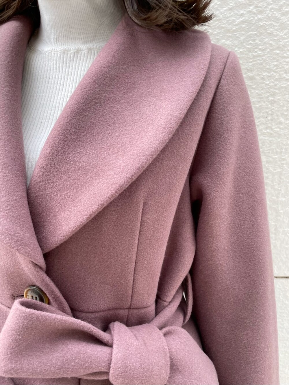 ピンク系のその他アウター、ブラック系のブーツ、ブラック系のスカートを着用したレディースの秋コーディネートの7枚目の写真