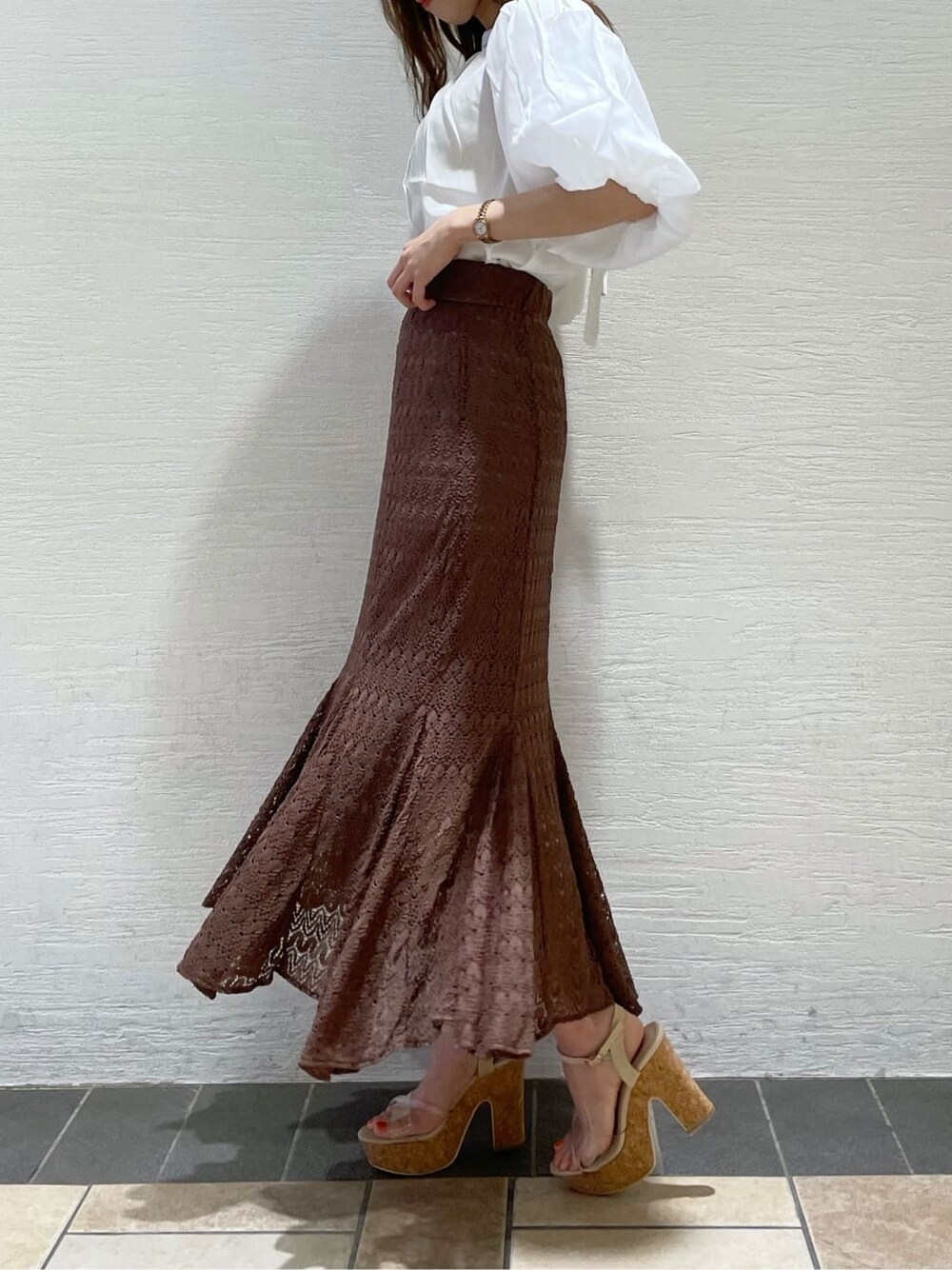 ブラウン系のスカート、ブラウン系のスカート、ホワイト系のシャツ/ブラウスを着用したレディースの夏コーディネートの3枚目の写真