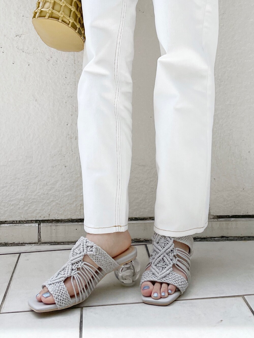 グレー系のサンダル、ブルー系のシャツ/ブラウス、ホワイト系のデニムパンツを着用したレディースの春コーディネートの8枚目の写真