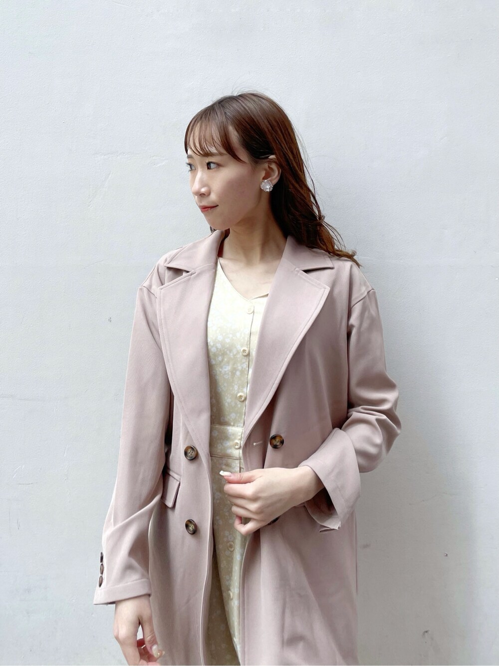 ベージュ系のテーラードジャケット、イエロー系のワンピース、イエロー系のパンプスを着用したレディースの春コーディネートの4枚目の写真