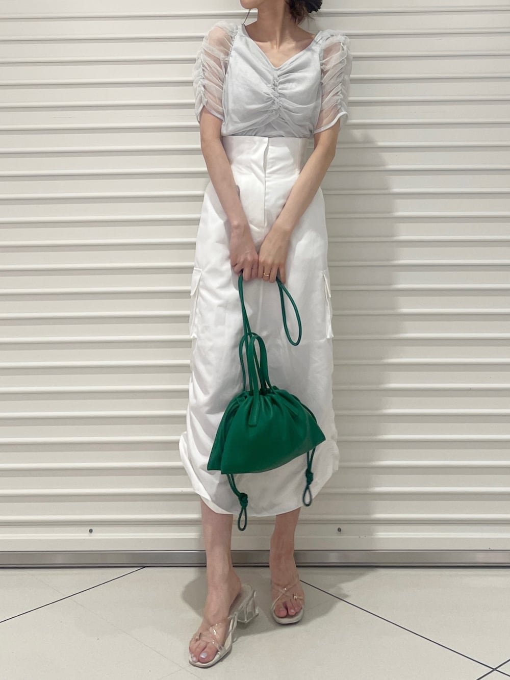 グレー系のシャツ/ブラウス、ホワイト系のサンダル、ホワイト系のスカートを着用したレディースの夏コーディネートの2枚目の写真