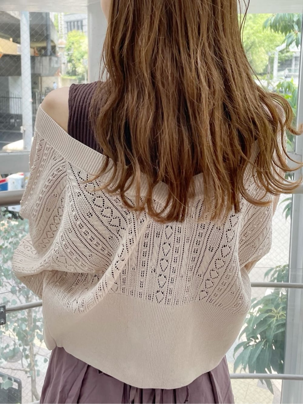 ブラウン系のサンダル、ブラウン系のワンピース、ブラウン系のサンダルを着用したレディースの夏コーディネートの7枚目の写真