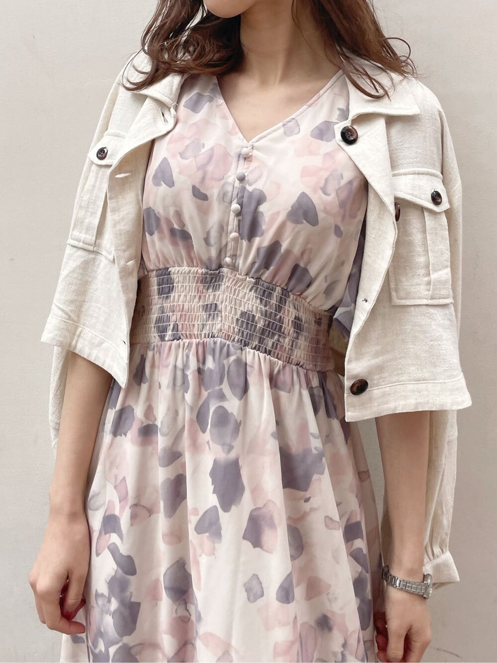 ピンク系のワンピース、ベージュ系のシャツ/ブラウス、ホワイト系のパンプスを着用したレディースの春コーディネートの4枚目の写真