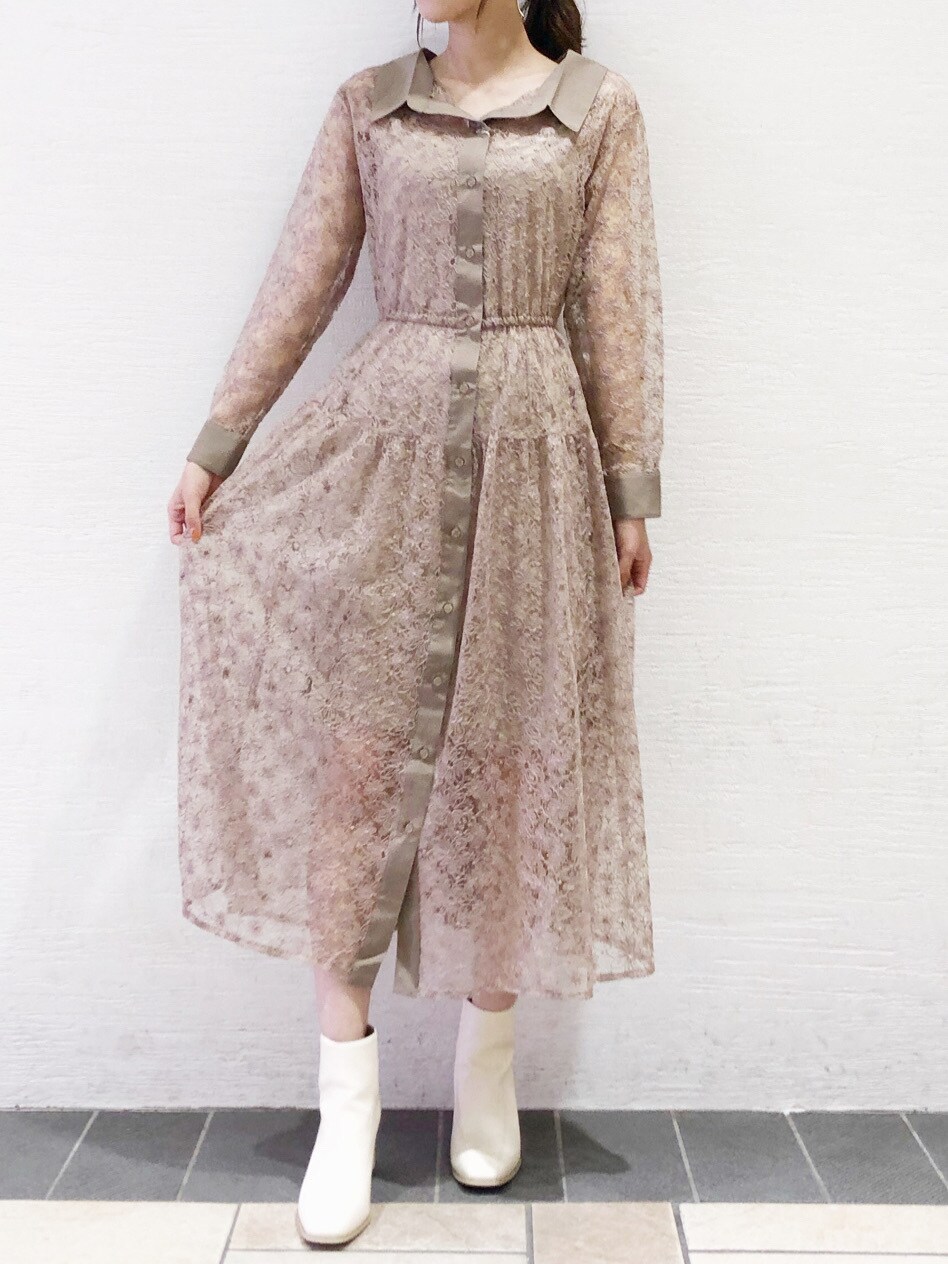 ベージュ系のワンピース、ホワイト系のブーツ、グレー系のイヤリングを着用したレディースの夏コーディネートの3枚目の写真