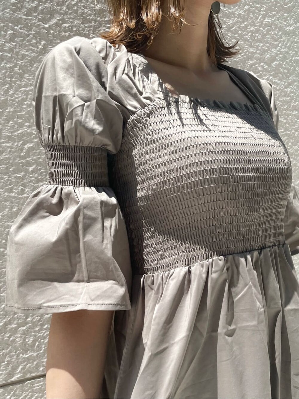 ブラウン系のサンダル、ベージュ系のワンピースを着用したレディースの夏コーディネートの8枚目の写真