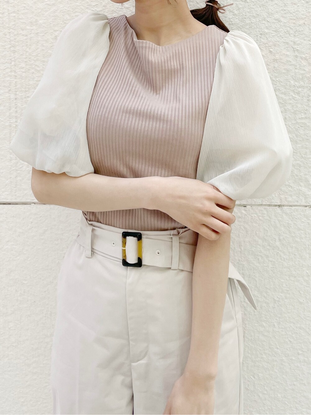 ベージュ系のショルダーバッグ、ホワイト系のその他パンツ、ブラウン系のサンダルを着用したレディースの春コーディネートの4枚目の写真