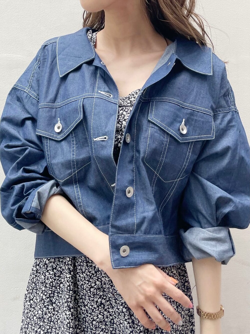 ブルー系のシャツ/ブラウス、ブラウン系のサンダル、ブラック系のワンピースを着用したレディースの夏コーディネートの7枚目の写真