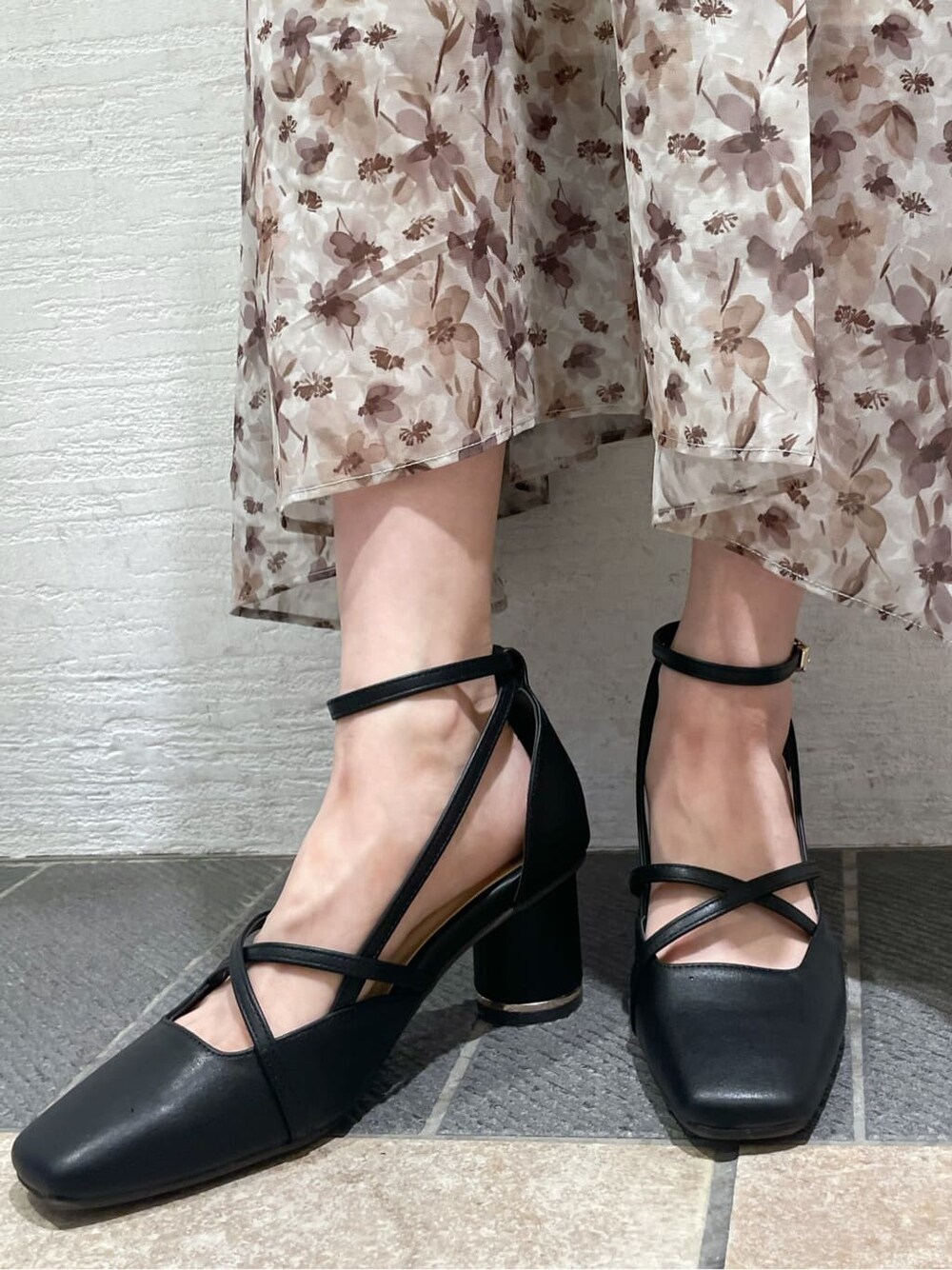 ベージュ系のワンピース、ホワイト系のキャミソール、レッド系のカーディガン/ボレロを着用したレディースの夏コーディネートの10枚目の写真
