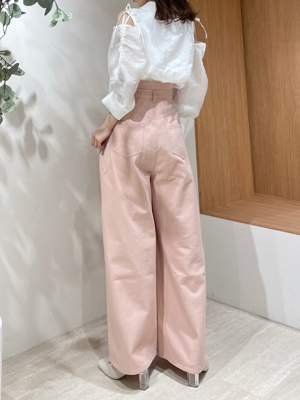 ホワイト系のシャツ/ブラウス、ピンク系のデニムパンツ、ホワイト系のパンプスを着用したレディースの春コーディネートの4枚目の写真