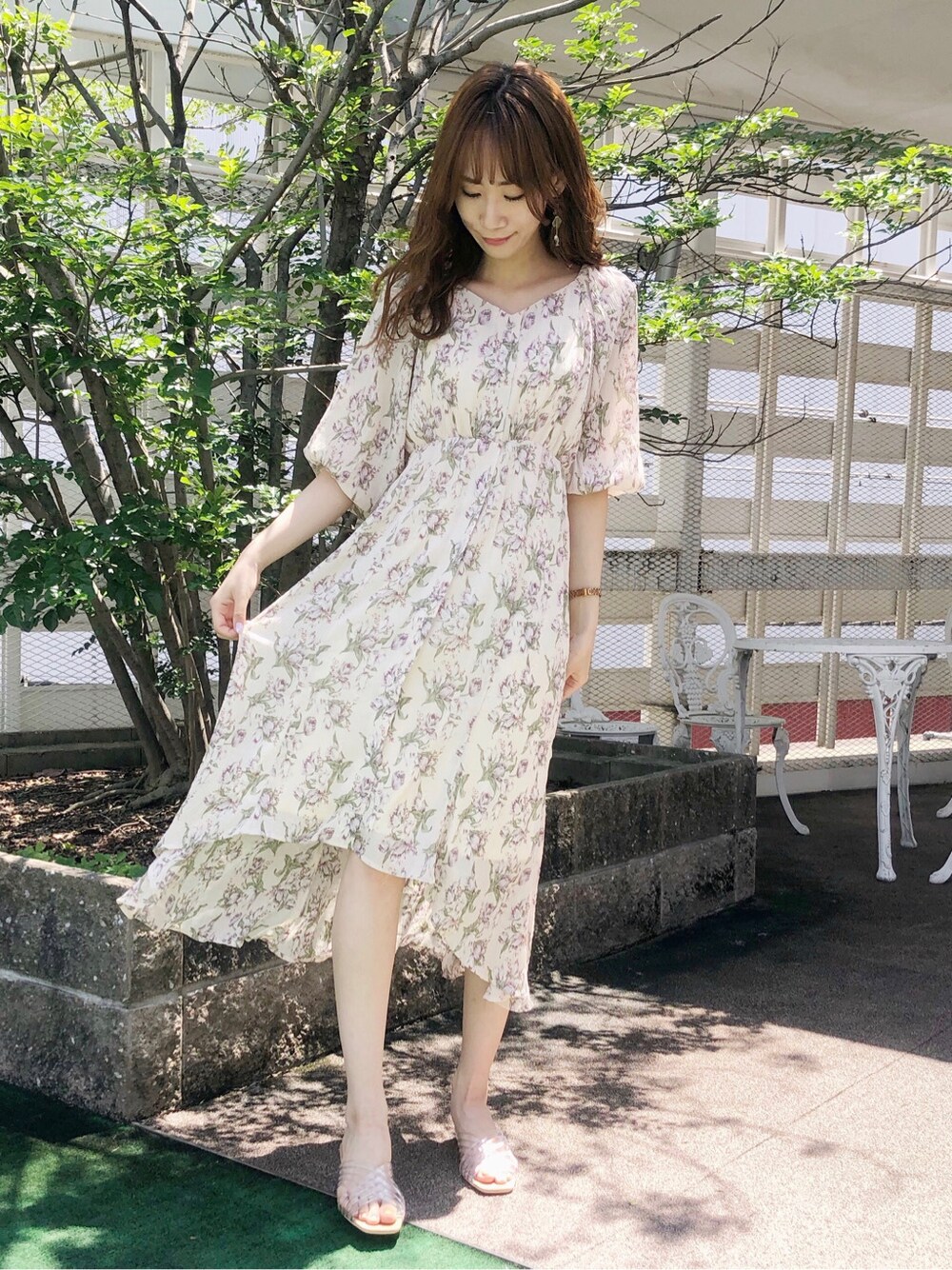 その他のサンダル、ブルー系のブルゾン、ホワイト系のワンピースを着用したレディースの夏コーディネートの3枚目の写真